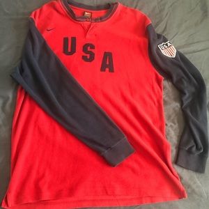 Nike shirt men size XL but is only fit for M size